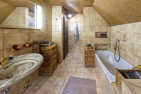 Tageslichtbad m. Wanne u. Dusche