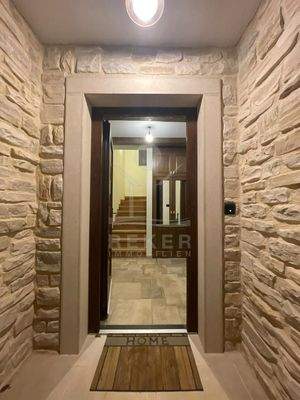 Moderne Eleganz mit Poolblick