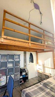 Ein Schlafzimmer mit Empore