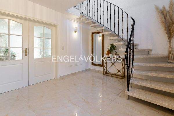 Repräsentativer Eingangsbereich mit Natursteintreppe