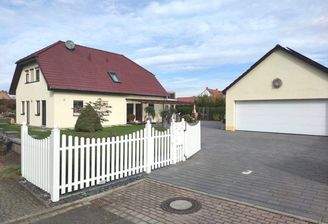 Ansicht und Garage