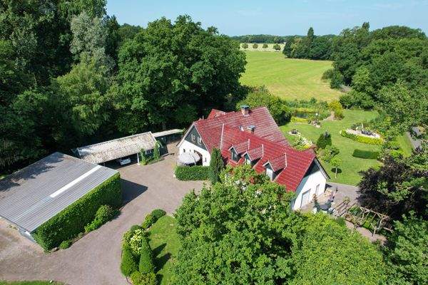 Wohngrundstück mit Wald- und Grünfläche