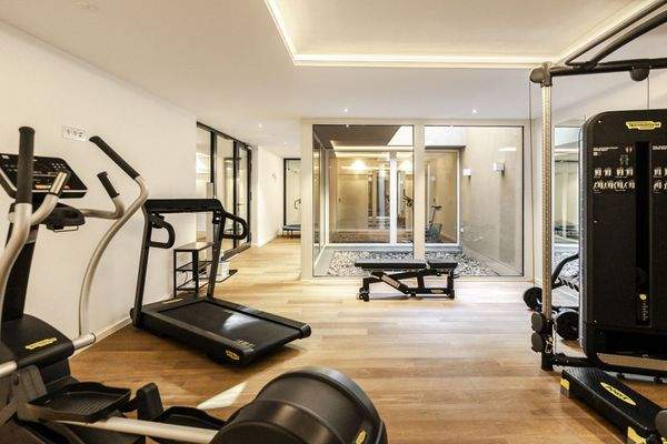 Fitnessstudio mit Cardio- und Kraftgeräten von Tec