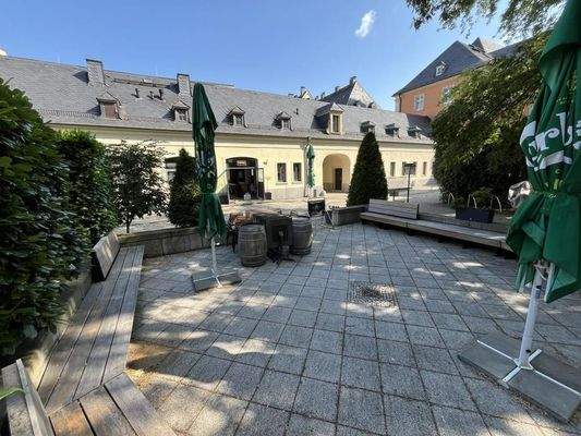 Außenterrasse mit Blick zur Gewerbeeinheit