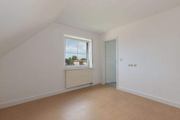 Das ruhige Master-Schlafzimmer mit eigenem Badetzimmer