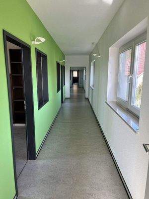 heller lichtdurchfluteter Flur OG