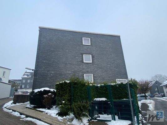 Hausansicht mit Umgebung