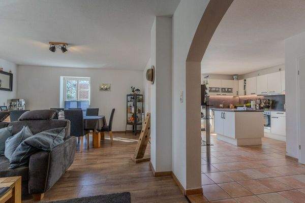 Wohn- und Essbereich mit Blick in die Küche