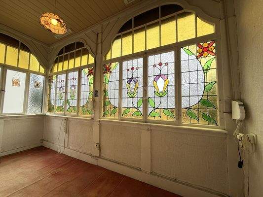 Veranda mit originalen Buntglasfenstern im Erdgeschoss