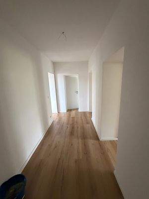 Moderner Flur mit Holzoptik