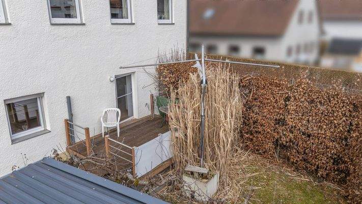 Süd-Ostterrasse und Garten