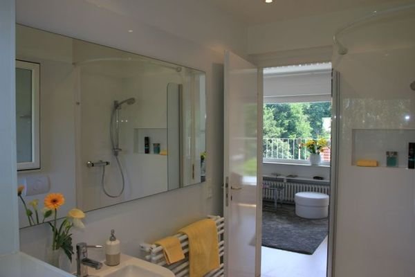 Modernes Badezimmer mit Dusche und Fenster