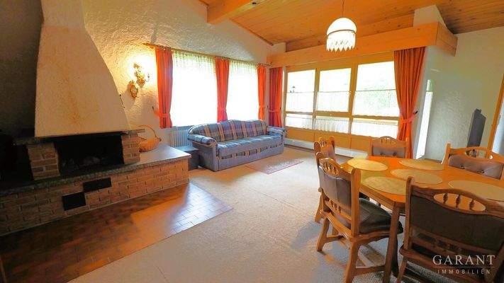 Wohnzimmer mit offenen Kamin