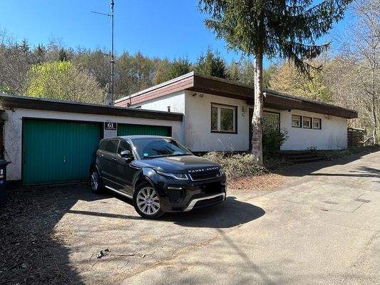 Vorderansicht von links