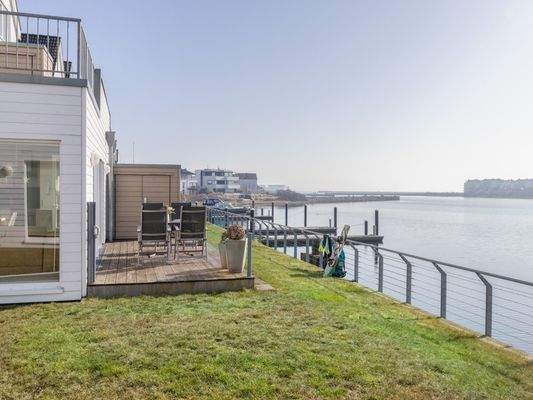 Ein Glas Wein, eine leichte Brise, das sanfte Plätschern der Wellen – pure Entspannung