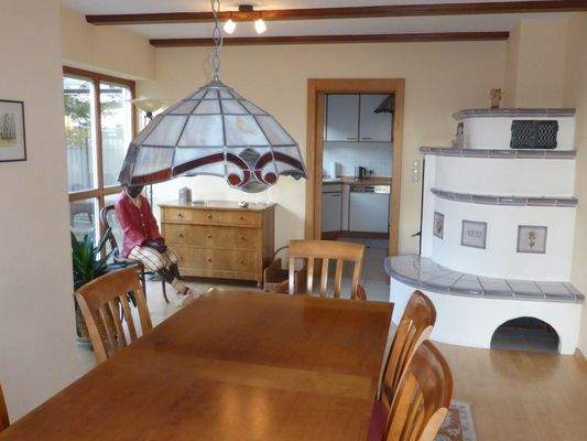 Esszimmer mit Kachelofen