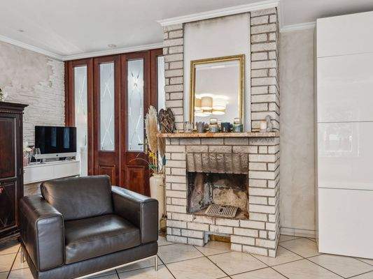 Wohnzimmer mit Kamin