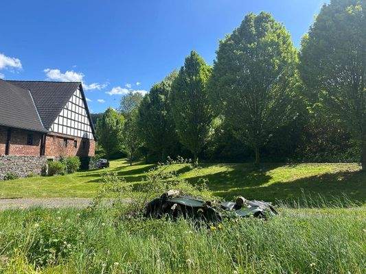 Stallgebäude mit Garten