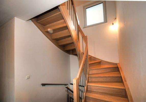 Massivholztreppe ins Obergeschoss