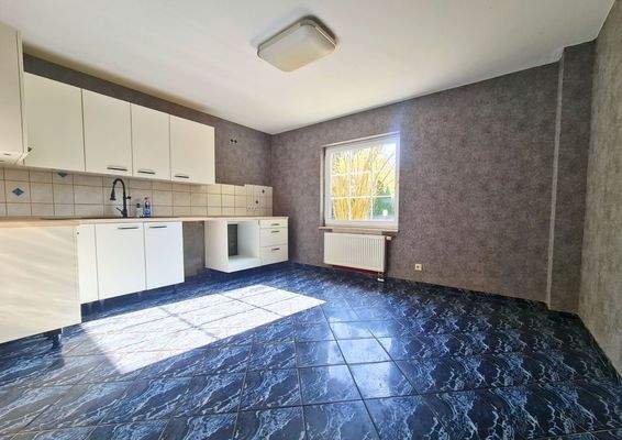 Große Küche mit Gartenblick