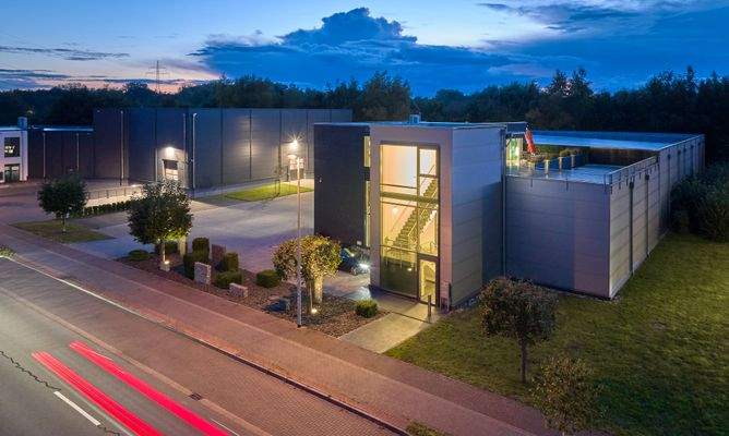 Eden-Ehbrecht-Immobilien_Verkauf_Gewerbe_Tweelbäke_by-night_