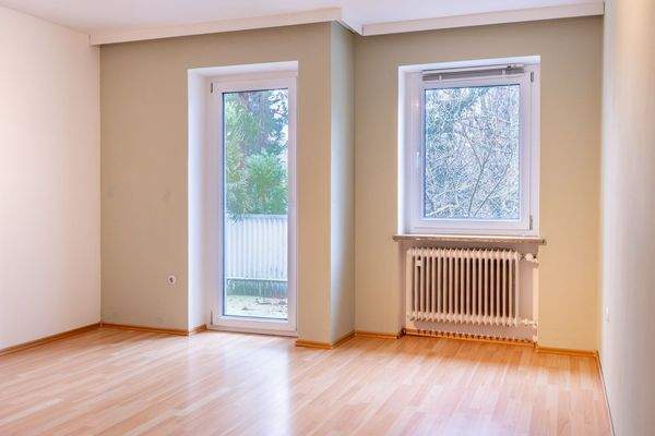 Familienidyll in Bogenhausen: Doppelhaushälfte mit sonnigem Westgarten & Grünblick