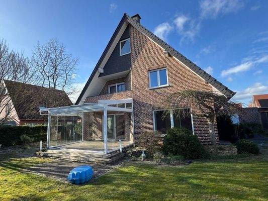 Wintergarten mit Zuwegung zur Garage