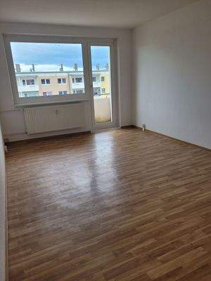 Wohnzimmer mit Balkonzugang