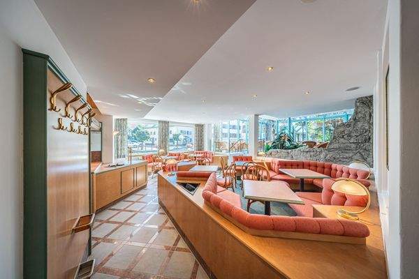 Unteres Café und Garderobe.jpg