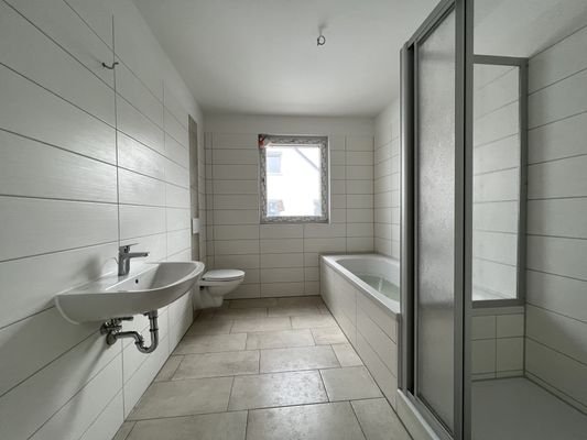 Tageslichtbad mit Badewanne und Dusche - Musterwohnung