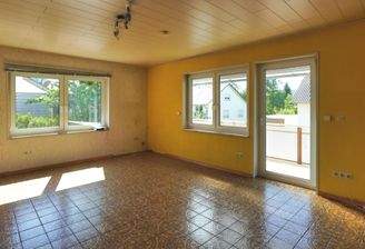 Wohnzimmer mit Balkonzugang
