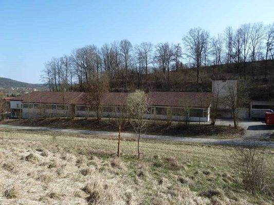 Gesamtansicht der Gewerbeimmobilie von Norden