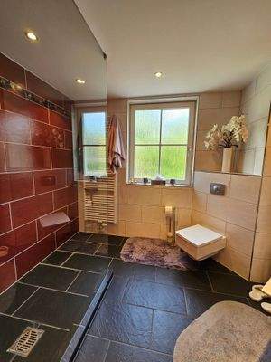 Bad mit großzügiger Dusche