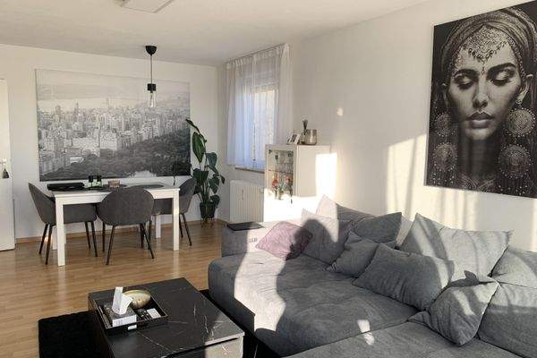 gut belichteter Wohn und Essbereich