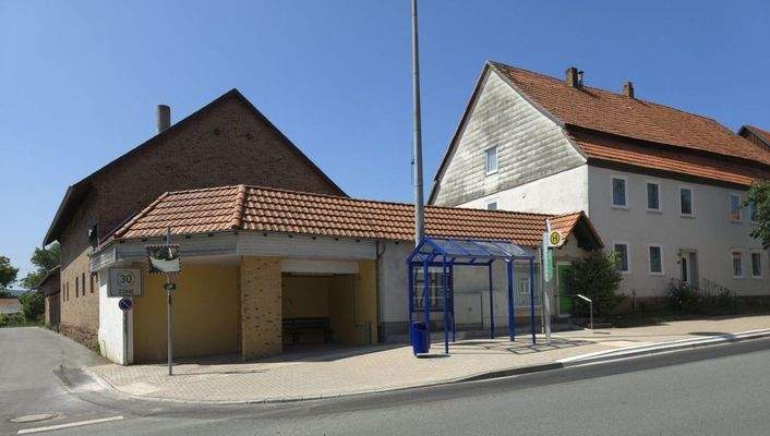 Frontansicht mit Bushäuschen