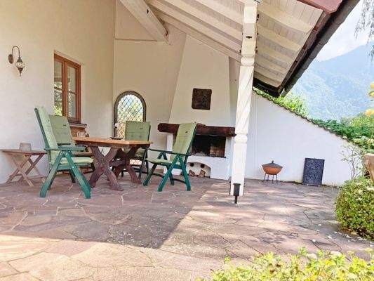 Überdachte Terrasse mit Außenkamin