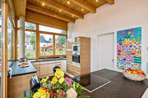 lichtdurchflutete Küche mit Einbauküche