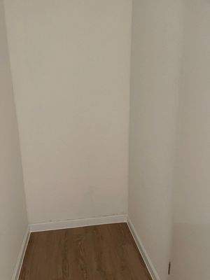 Leere Ecke mit Holzboden