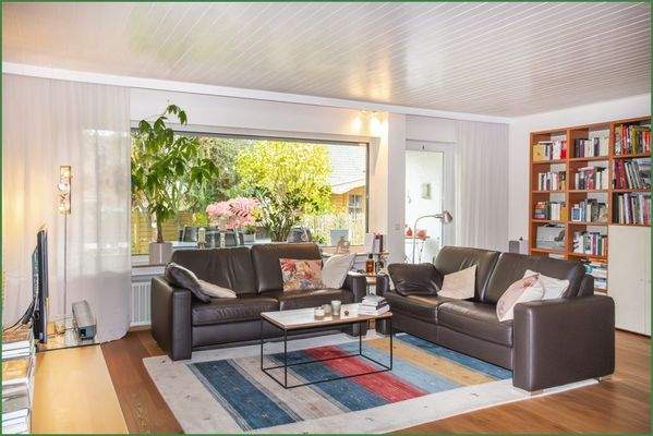 Blick vom Esszimmer ins Wohnzimmer