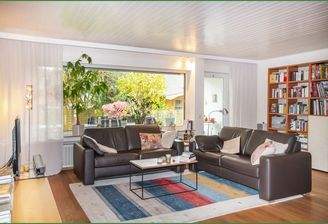 Blick vom Esszimmer ins Wohnzimmer