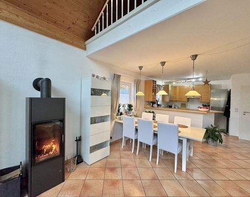 Blick vom Wohnbereich zum Essplatz und zur Küche