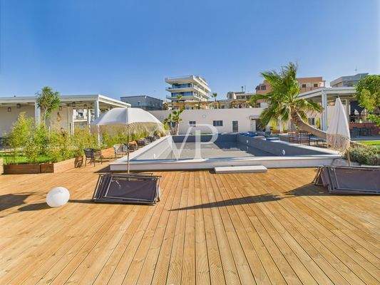 Pedonale con piscina 