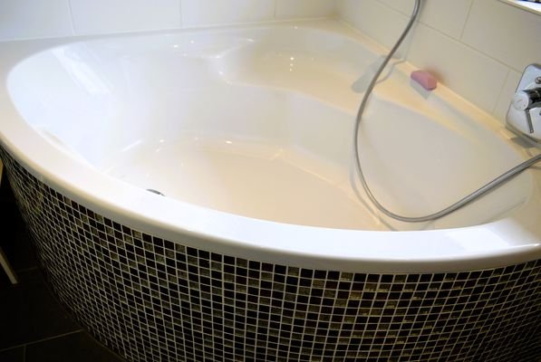 Bad mit Eckbadewanne