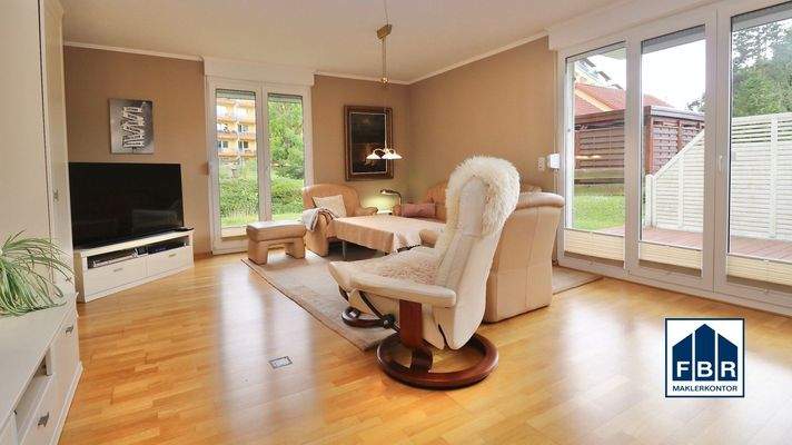 Helles großes Wohnzimmer