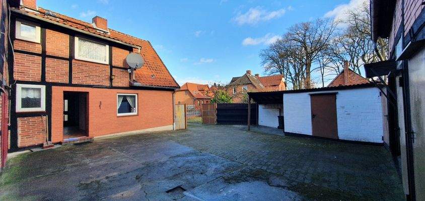 Innenhof und Zufahrt 