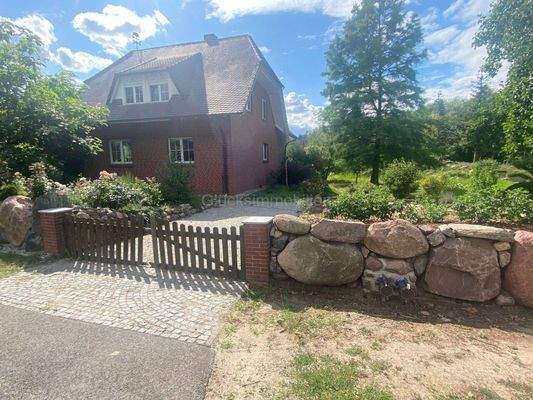 Schöne Feldsteinmauer