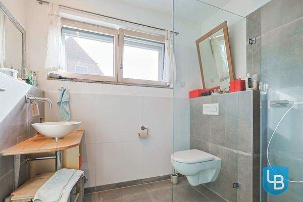 Helles Duschbad im Erdgeschoss 