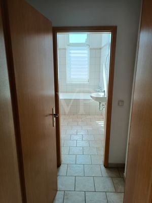 Blick Badezimmer mit Vorraum