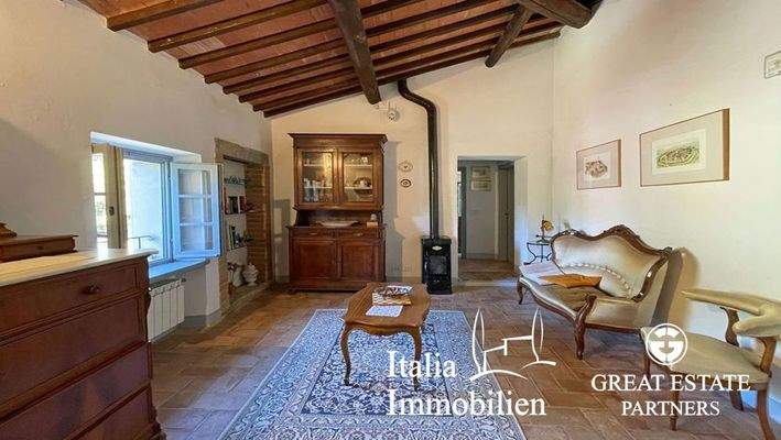 Typisches Bauernhaus mit Swimmingpool, Nebengebäude, Garten mit Olivenhain in Ortsnähe