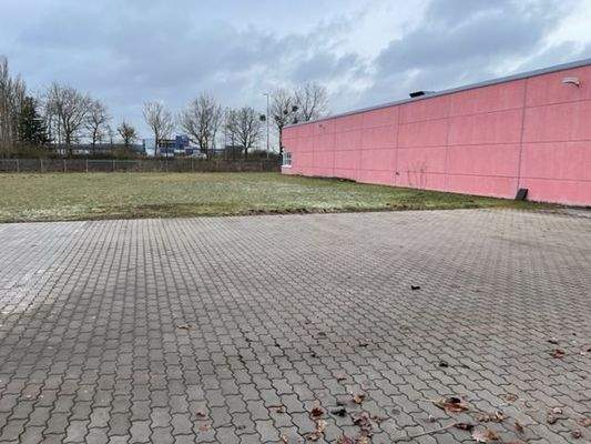 1.500 qm befestigte Freifläche